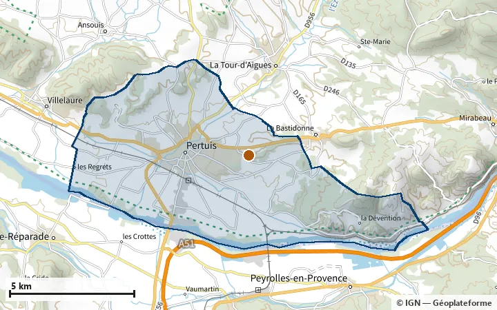 Plan de Pertuis, avec les limites de la zone et son centre